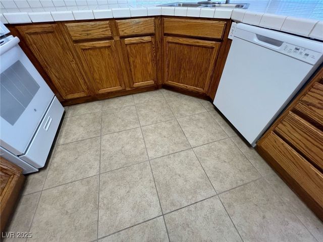 7968 Dinsmore Drive, Las Vegas, NV 89117