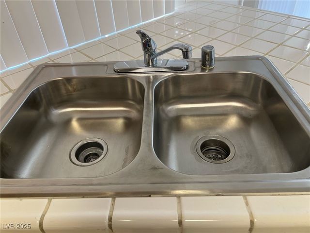 7968 Dinsmore Drive, Las Vegas, NV 89117