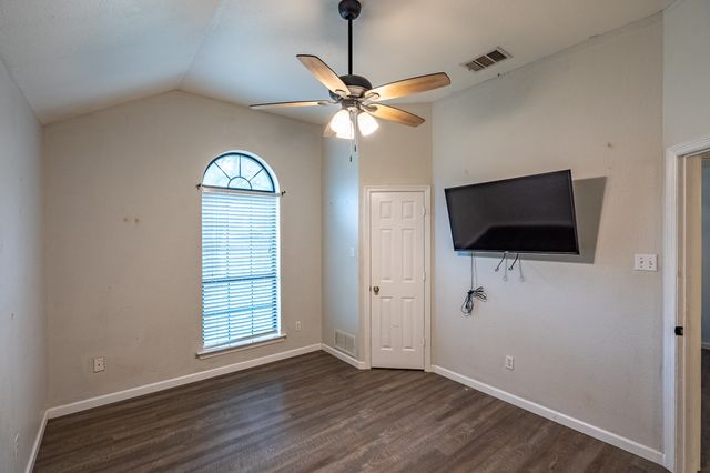 607 Lark Lane, Oak Leaf, TX 75154