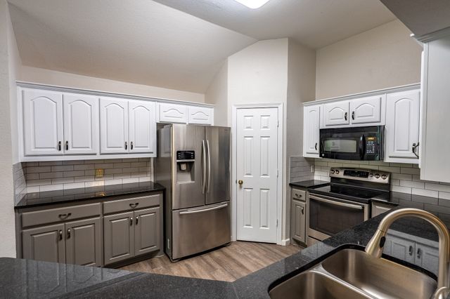 607 Lark Lane, Oak Leaf, TX 75154