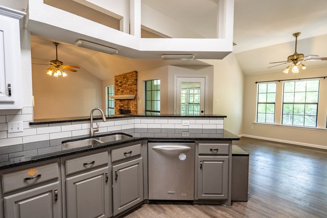 607 Lark Lane, Oak Leaf, TX 75154