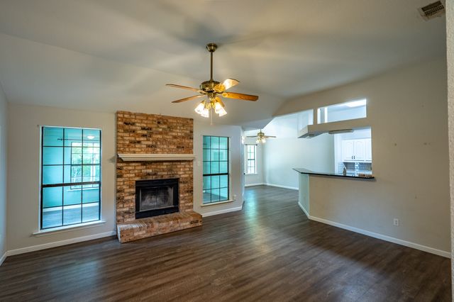 607 Lark Lane, Oak Leaf, TX 75154