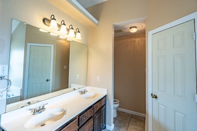 607 Lark Lane, Oak Leaf, TX 75154