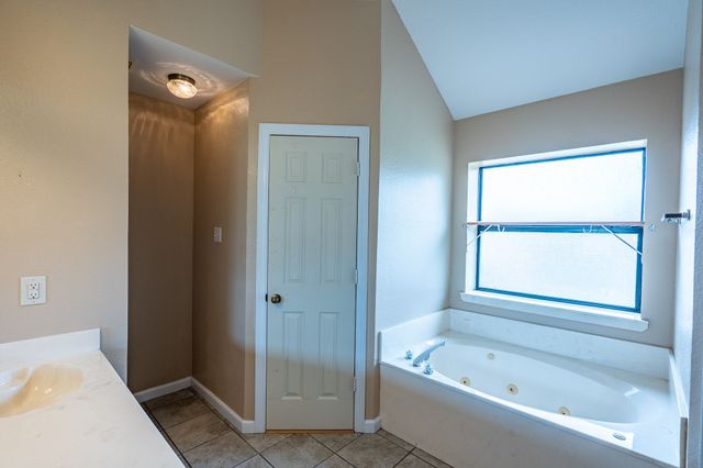 607 Lark Lane, Oak Leaf, TX 75154