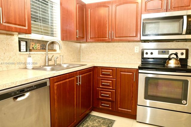5860 NW 44th Street 102, Lauderhill, FL 33319