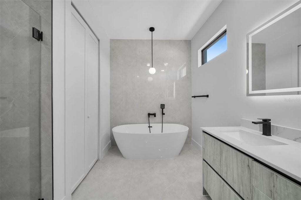 Image 28 of property listing at 1320 NE 20TH STREET, Cape Coral, FL 33909