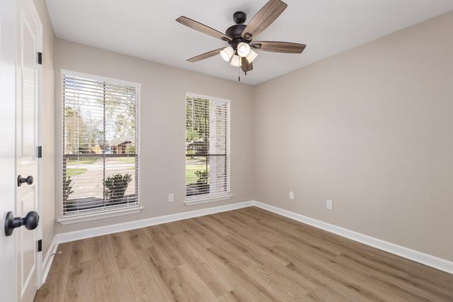 2826 Creek Manor Drive, Kingwood, TX 77339