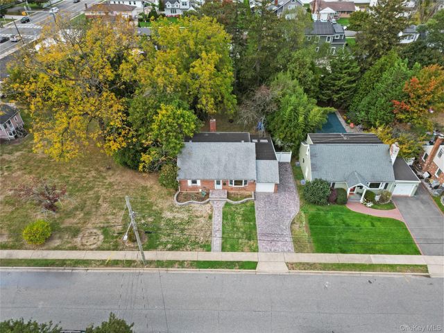 9 Tudor Road, Farmingdale, NY 11735