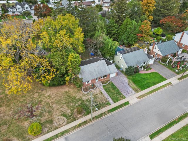 9 Tudor Road, Farmingdale, NY 11735