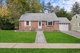 9 Tudor Road, Farmingdale, NY 11735