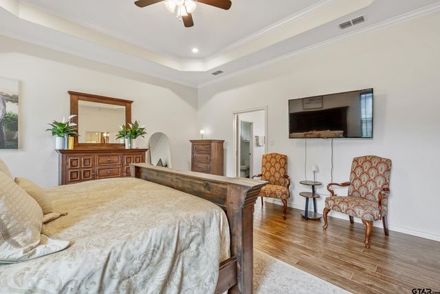15874 Crazy Horse Dr, Lindale, TX 75771