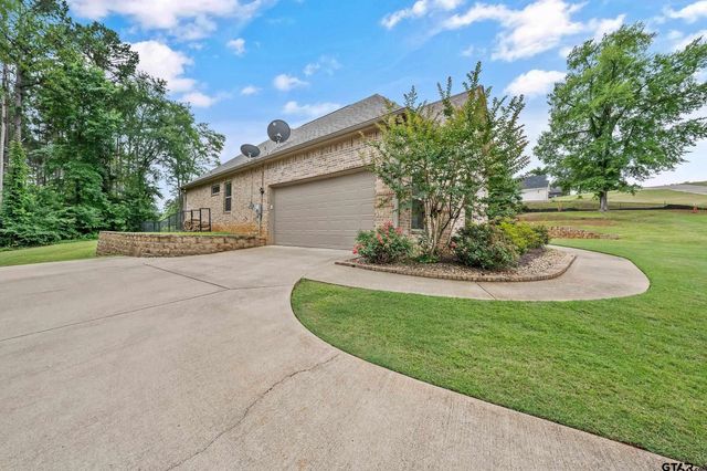 15874 Crazy Horse Dr, Lindale, TX 75771