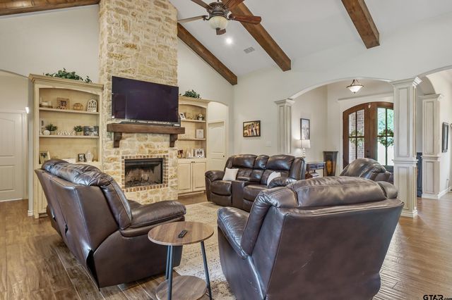 15874 Crazy Horse Dr, Lindale, TX 75771