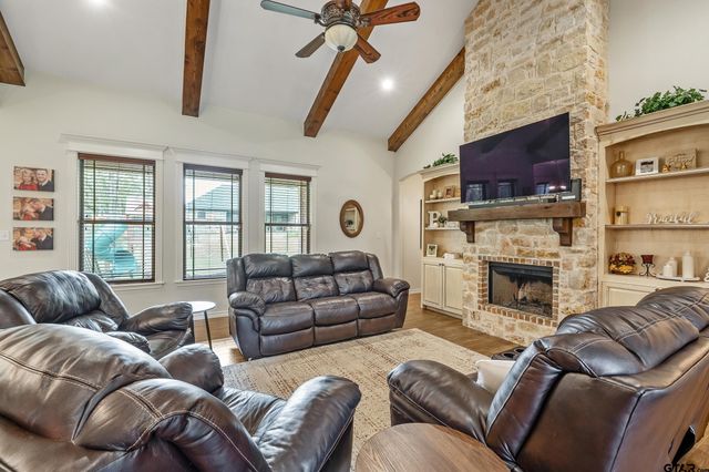 15874 Crazy Horse Dr, Lindale, TX 75771