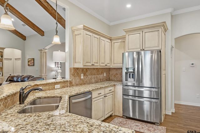 15874 Crazy Horse Dr, Lindale, TX 75771