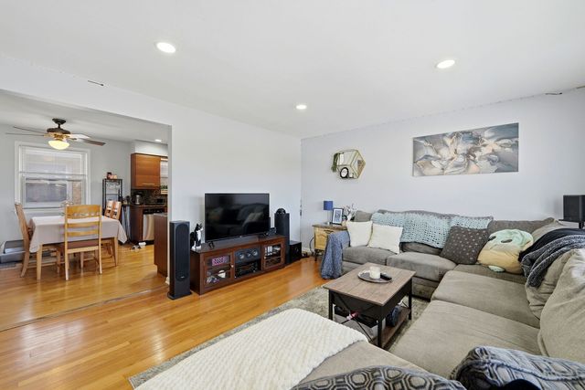 7519 W Fullerton Avenue 2S, Elmwood Park, IL 60707