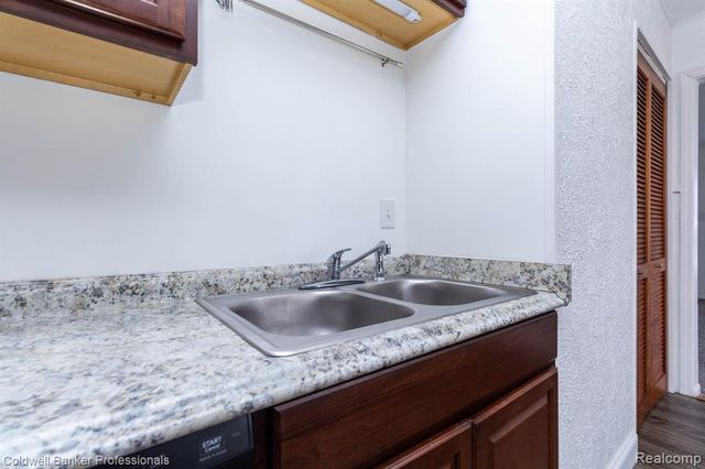 27700 Dartmouth Street, Madison Heights, MI 48071