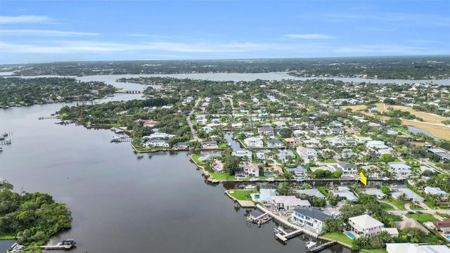 16 Country Club Circle, Tequesta, FL 33469
