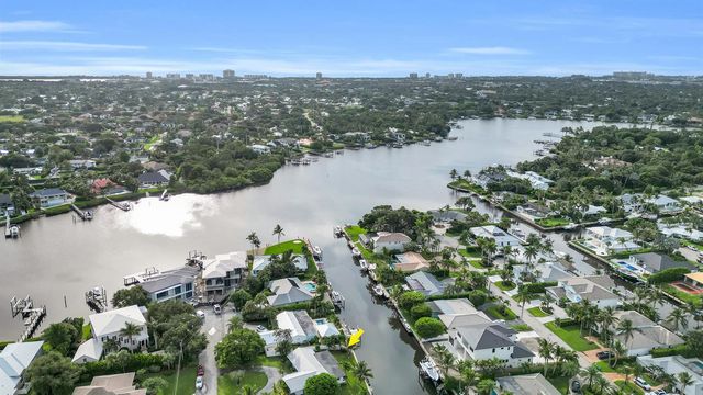 16 Country Club Circle, Tequesta, FL 33469