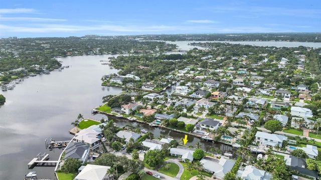 16 Country Club Circle, Tequesta, FL 33469