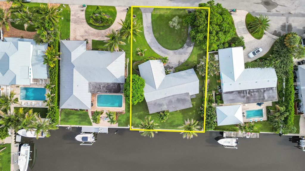 16 Country Club Circle, Tequesta, FL 33469