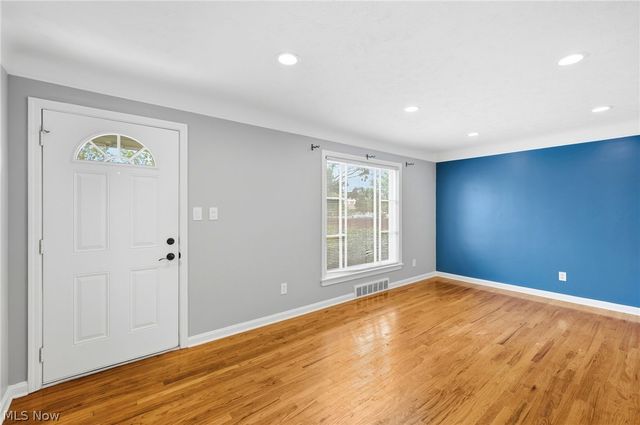 1518 Roselawn Road, Mayfield Heights, OH 44124
