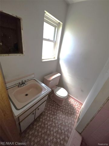 23040 Beverly Street, Oak Park, MI 48237