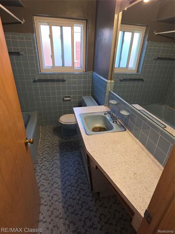 23040 Beverly Street, Oak Park, MI 48237