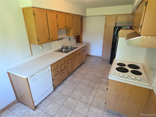 23040 Beverly Street, Oak Park, MI 48237
