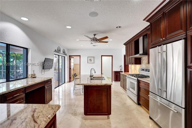 612 Hibiscus Dr, Hallandale Beach, FL 33009