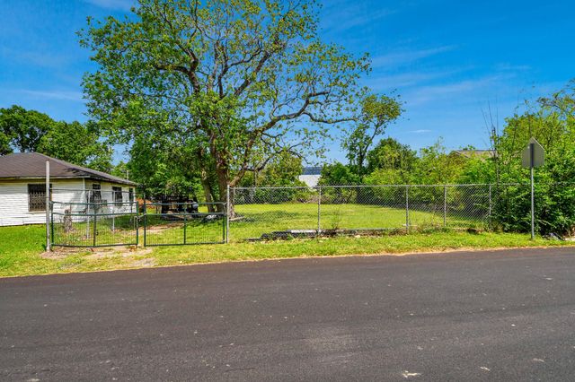 6711 Crestmont Street, Houston, TX 77033