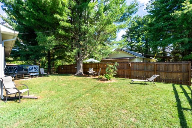 2203 Meadowview Dr, Jamestown, TN 38556