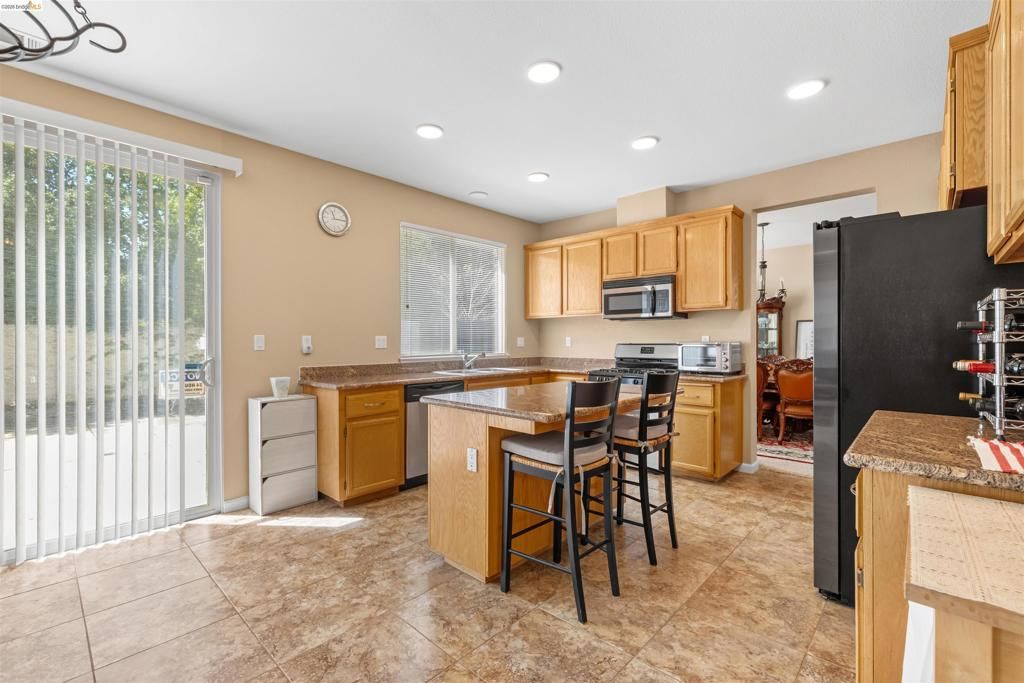 Image 10 of property listing at 1900 Kern Mountain Way, Antioch, CA 94531