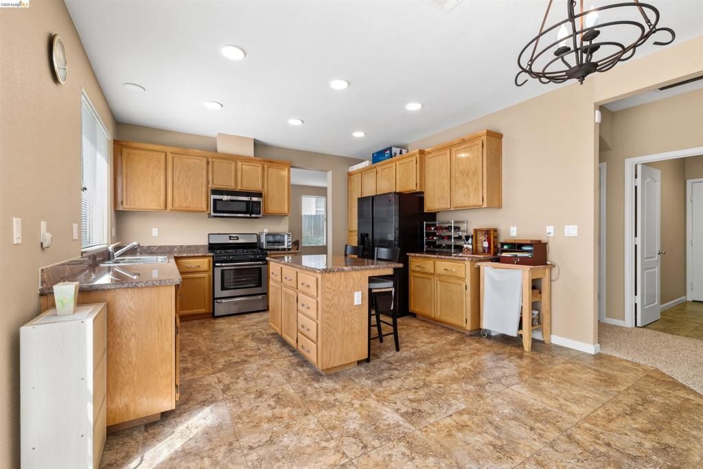 Image 11 of property listing at 1900 Kern Mountain Way, Antioch, CA 94531