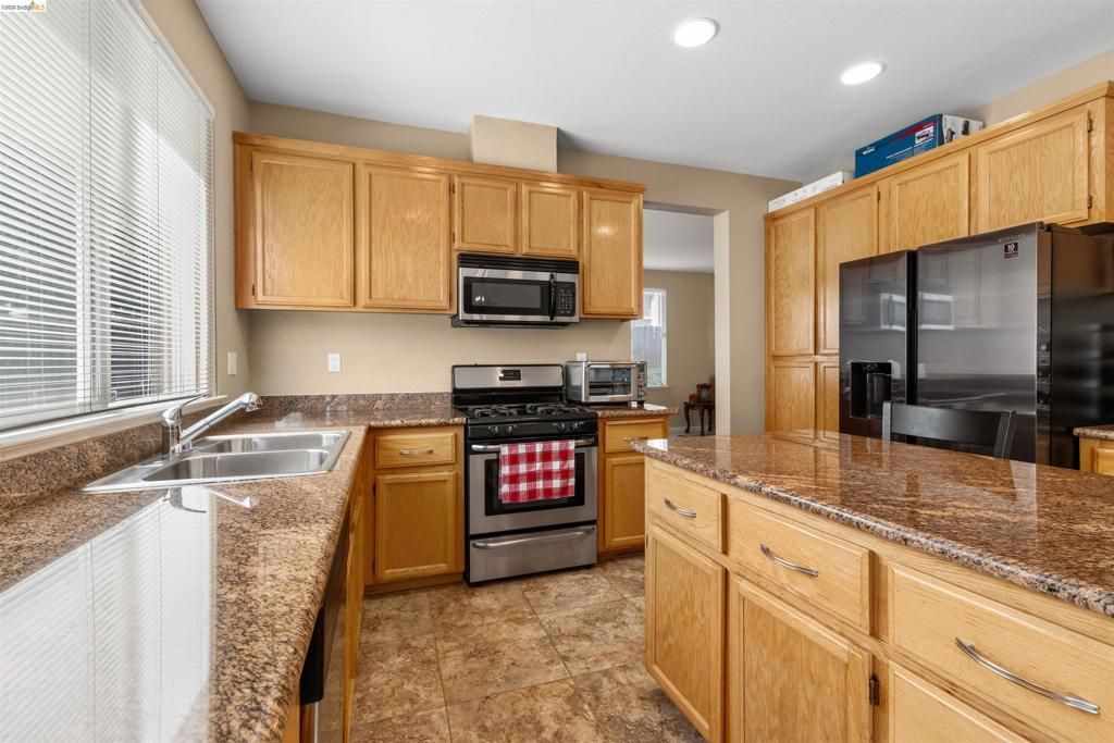 Image 12 of property listing at 1900 Kern Mountain Way, Antioch, CA 94531