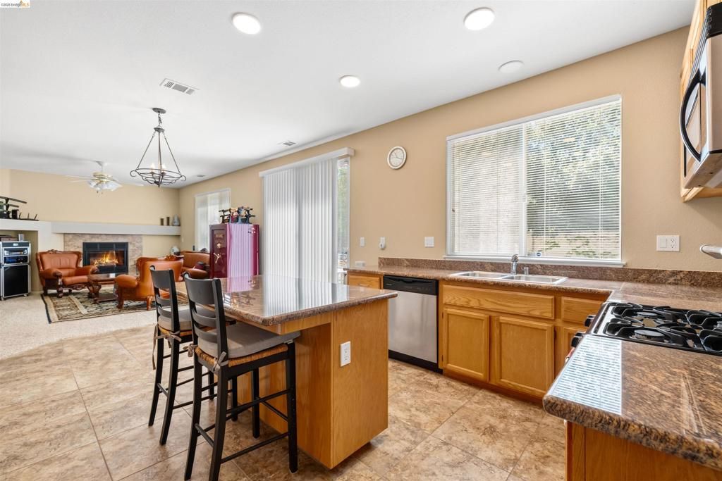 Image 14 of property listing at 1900 Kern Mountain Way, Antioch, CA 94531