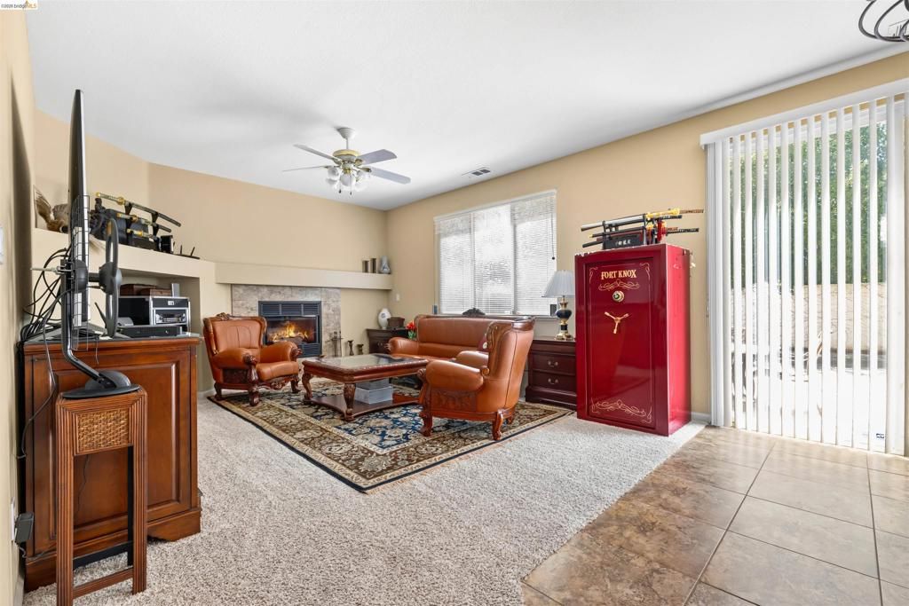 Image 15 of property listing at 1900 Kern Mountain Way, Antioch, CA 94531