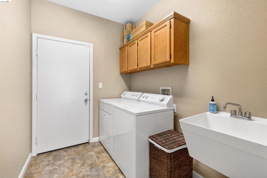 Image 17 of property listing at 1900 Kern Mountain Way, Antioch, CA 94531