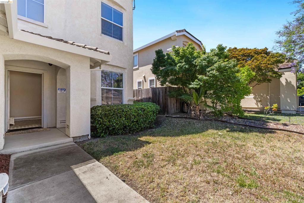 Image 3 of property listing at 1900 Kern Mountain Way, Antioch, CA 94531