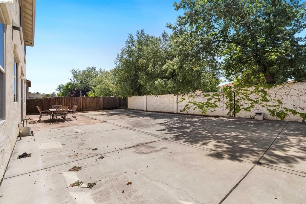 Image 33 of property listing at 1900 Kern Mountain Way, Antioch, CA 94531