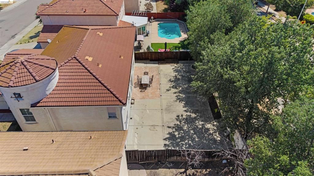 Image 40 of property listing at 1900 Kern Mountain Way, Antioch, CA 94531