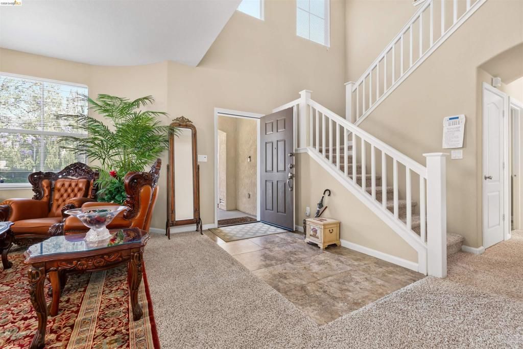 Image 5 of property listing at 1900 Kern Mountain Way, Antioch, CA 94531