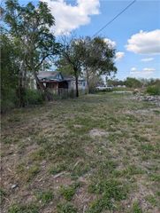 913 Indiana St, Robstown, TX 78380