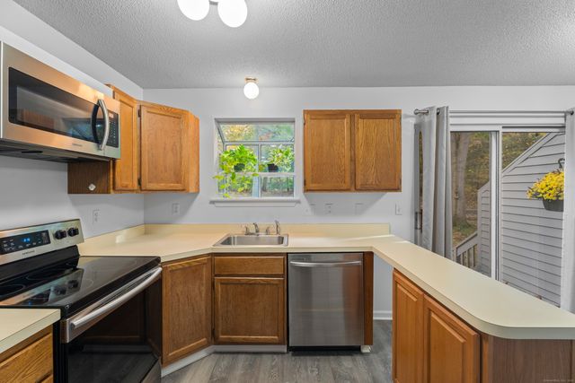 213 Oakland Street APT D, Manchester, CT 06042