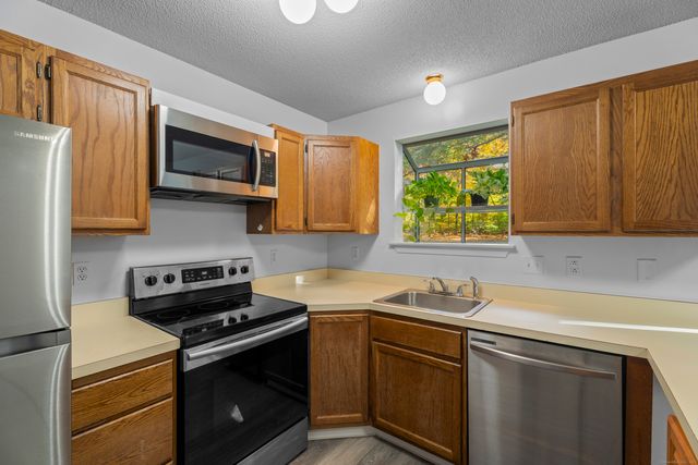 213 Oakland Street APT D, Manchester, CT 06042