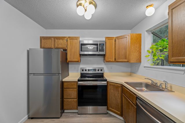 213 Oakland Street APT D, Manchester, CT 06042