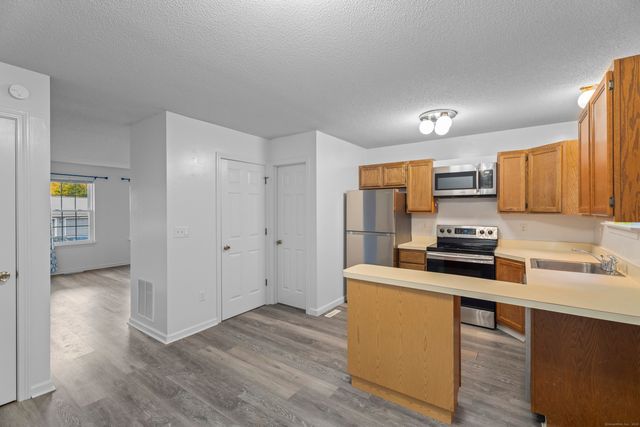 213 Oakland Street APT D, Manchester, CT 06042