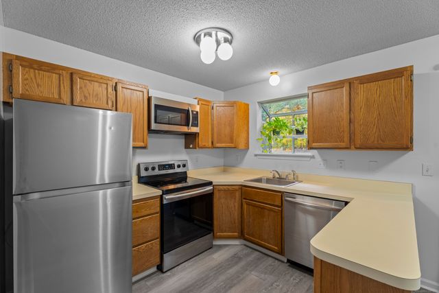 213 Oakland Street APT D, Manchester, CT 06042