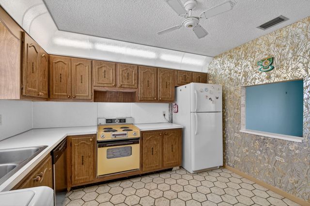 856 A Salem Lane, Lake Worth, FL 33467