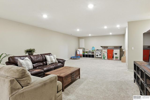 9710 S 184th Street, Omaha, NE 68136